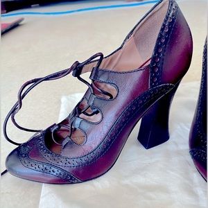 Stunning Leather Tory Burch Heels size 10 with dust bag